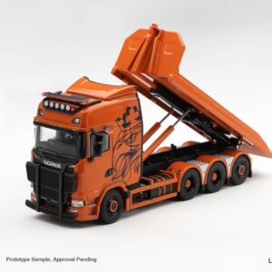 Mini GT #1392 Scania 770S laranja com plataforma elevatória, vista dianteira em protótipo