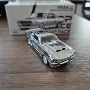 Miniatura Ford Mustang Shelby GT500 Pop Race Silver Series prateada vista de frente com a embalagem